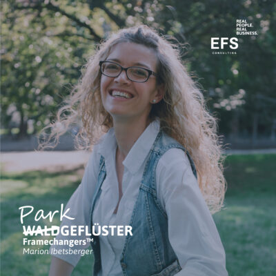 Podcast Cover Framechangers™ Inspiration Parkgeflüster mit Marion Ibetsberger, lachend im Park, EFS Consulting Logo und Aufschrift