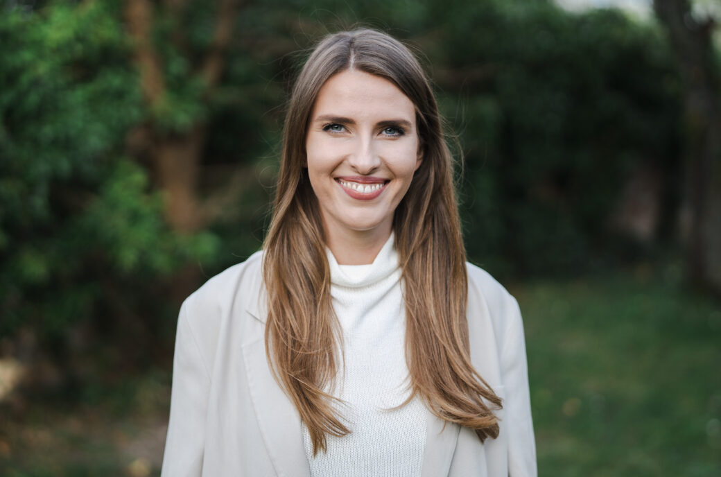 Porträt der achtsamen Führungskraft-Coach Anna von Framechangers™.