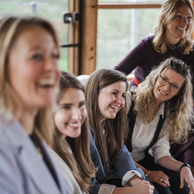 Bild im Rahmen von Framechangers™. Eine Gruppe lachender Frauen.
