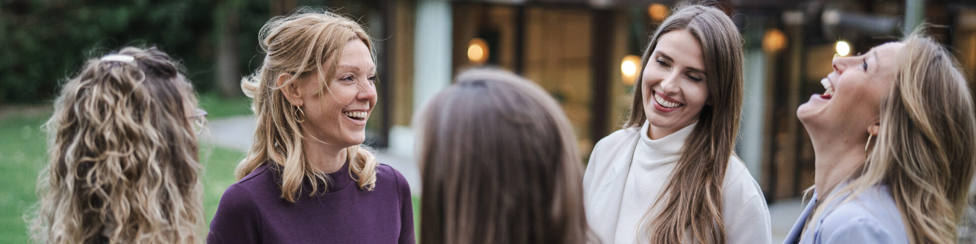 Gemeinsam für Veränderung Bild im Rahmen von Framechangers™. Eine Gruppe lachender Frauen steht im Gespräch zusammen.