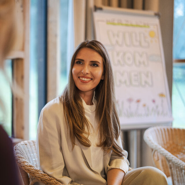 Anna Maria Schaupp, Framechangers™ Mindful-Leadership-Coach, sitzend im Gespräch
