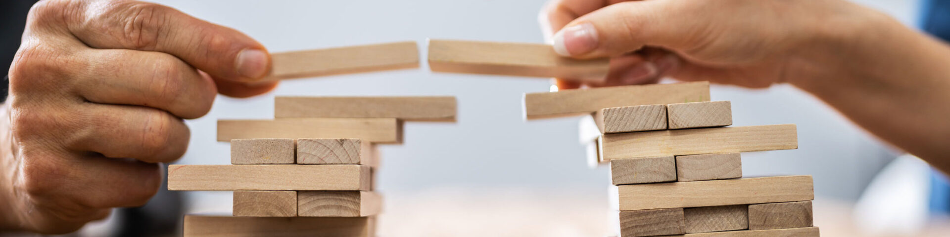 Glossar Jenga Spiel als Symbol für die Bausteine für das Glossar rund um Mindful Leadership und Transformative Führung