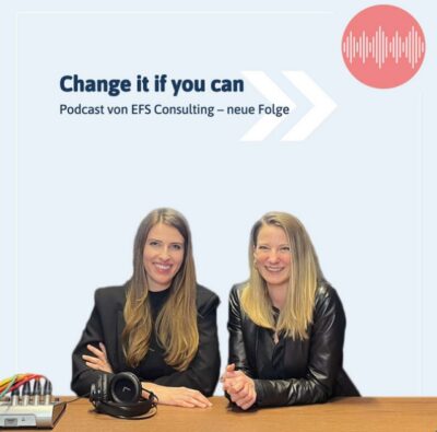 Podcast #6 - Season 3 "Change it if you can" Framechangers™ Anna Maria Schaupp: Zwei Frauen am Tisch für den Podcast 'Change it if you can'.