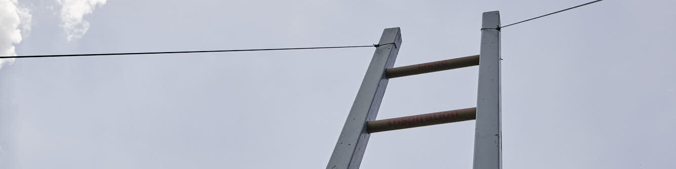 Anna Maria Schaupp Eine Leiter, die gegen einen bewölkten Himmel lehnt, fotografiert von Framechangers™ Anna Maria Schaupp.