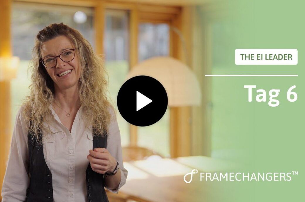 Frau lächelt vor dem Bildschirm, "The EI Leader Tag 6" mit Framechangers™ Logo.