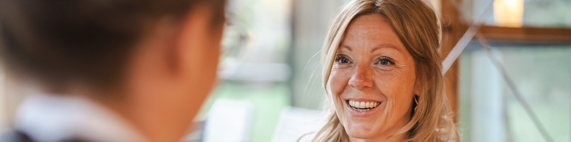 Individuelles Coaching für dich als Führungskraft Frau lächelt während eines Inside-Out-Leadership-Coachings.