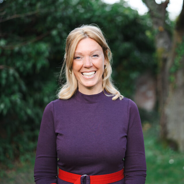 Porträt einer lächelnden, empathischen Mindful-Leadership-Coach Steffi, EI Leader Tag 3: Empathie und emotionale Resonanz