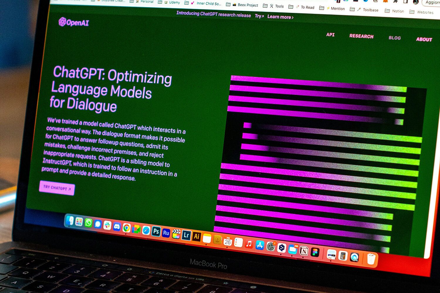 Laptop-Bildschirm zeigt die OpenAI-Website mit Informationen zu ChatGPT.
