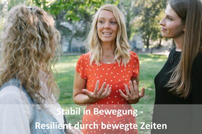 Drei Frauen unterhalten sich im Freien; Text "Stabil in Bewegung - Resilient durch bewegte Zeiten."