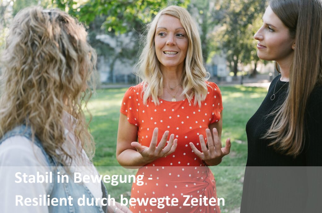 Drei Frauen unterhalten sich im Freien; Textoverlay: Stabil in Bewegung - Resilient durch bewegte Zeiten.