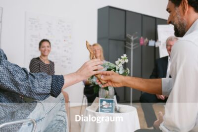 Personen, die einen Gesprächsgegenstand in einem Gemeinschaftstreffen austauschen.