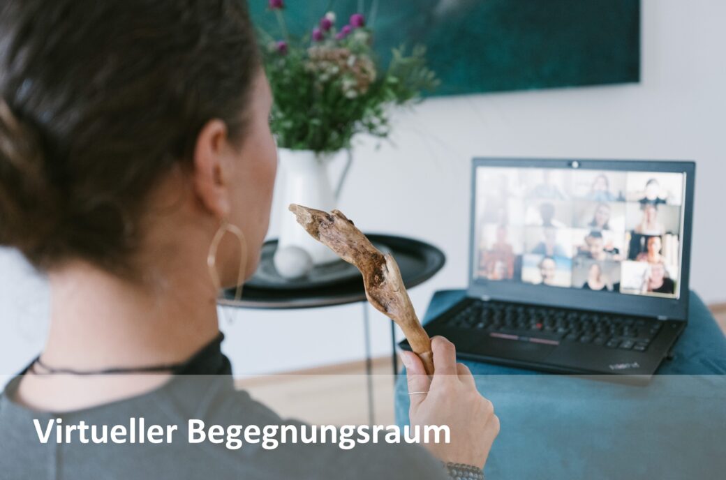 Frau nimmt an virtueller Community-Sitzung mit Holzgegenstand teil.