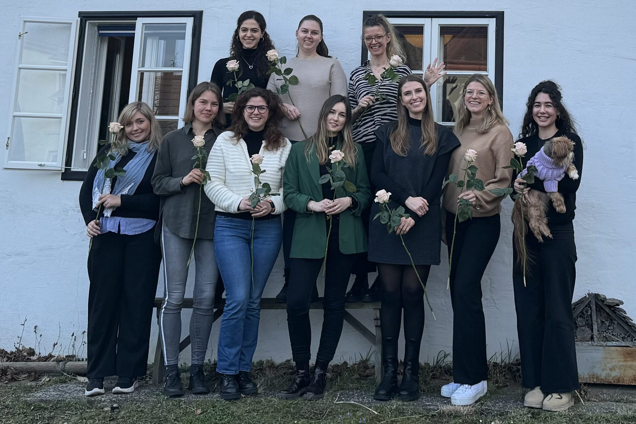 Gruppe von Frauen, die Rosen halten, Teil der CIRCLE Women2Women Leadership Journey.