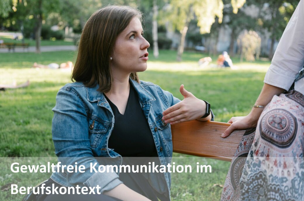 Eine Frau im Gespräch mit einer anderen Person auf einer Parkbank; Text „Gewaltfreie Kommunikation im Berufskontext"